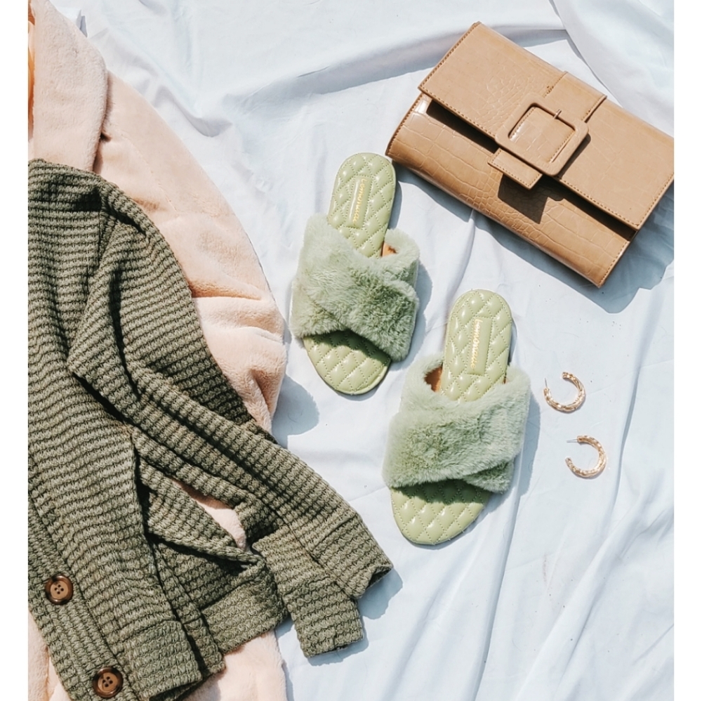 🚨LAST CHANCE// Mint fur slides - Picture 2 of 6